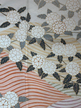 画像をギャラリービューアに読み込む, 白　クリーム　流線草花文　駒刺繍　金彩 ［4570191717422］
