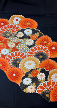 Load image into Gallery viewer, 黒留　菊尽くし　駒刺繍　金彩［4570191717699］
