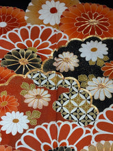 Load image into Gallery viewer, 黒留　菊尽くし　駒刺繍　金彩［4570191717699］

