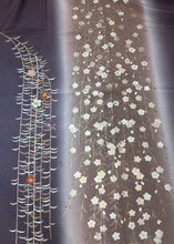 Load image into Gallery viewer, 紫　ベージュ　枝垂れ桜　駒刺繍　暈し染め　金彩［4570191717873］
