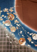 Load image into Gallery viewer, 赤茶　赤紫　ターコイズ　ベージュ　雪輪御所車草花文　暈し染め　金彩［4570191717859］
