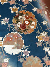 Load image into Gallery viewer, 赤茶　赤紫　ターコイズ　ベージュ　雪輪御所車草花文　暈し染め　金彩［4570191717859］
