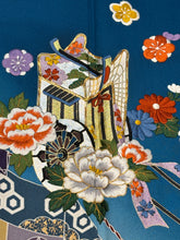 Load image into Gallery viewer, 藍色　御所車　糸巻　刺繍　金銀彩［4570191717170］
