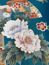 Load image into Gallery viewer, 青緑　扇 牡丹 金彩 ぼかし　落款あり ［4570191717354］
