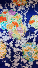 Load image into Gallery viewer, 青　花蝶丸文　駒刺繍　金彩 ［4570191716883］
