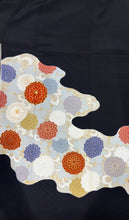 画像をギャラリービューアに読み込む, 黒留　菊唐草文　駒刺繍　金彩［4570191716463］
