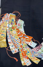 Load image into Gallery viewer, 黒留　熨斗花鳥文　駒刺繍　友禅 ［4570191716104］
