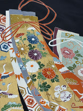 Load image into Gallery viewer, 黒留　熨斗花鳥文　駒刺繍　友禅 ［4570191716104］
