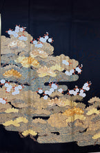Load image into Gallery viewer, 黒留　枝桜松文　駒刺繍　金彩 ［4570191717194］
