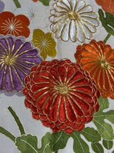 画像をギャラリービューアに読み込む, クリーム　オレンジ　菊　草花間道　駒刺繍　金彩 ［4570191716661］
