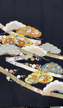 Load image into Gallery viewer, 黒留　吉祥短冊松文 駒刺繍　金彩［4570191716326］
