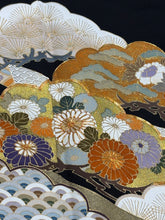 Load image into Gallery viewer, 黒留　吉祥短冊松文 駒刺繍　金彩［4570191716326］
