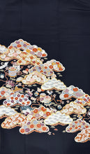 Load image into Gallery viewer, 黒留　貝桶飛鶴松文　駒刺繍　金彩［4570191716272］

