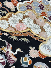 Load image into Gallery viewer, 黒留　貝桶飛鶴松文　駒刺繍　金彩［4570191716272］
