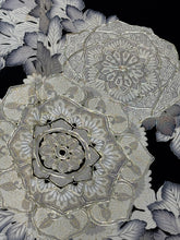 Load image into Gallery viewer, 黒留　正倉院花文　駒刺繍　金銀［4570191716708］
