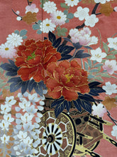 Load image into Gallery viewer, サーモンピンク　花車　霞　金糸　金彩［4570191715435］
