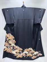 Load image into Gallery viewer, 黒留　貝桶飛鶴松文　駒刺繍　金彩［4570191716272］
