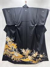 Load image into Gallery viewer, 黒留　飛鶴御所車花文　駒刺繍　金銀彩［4570191717453］
