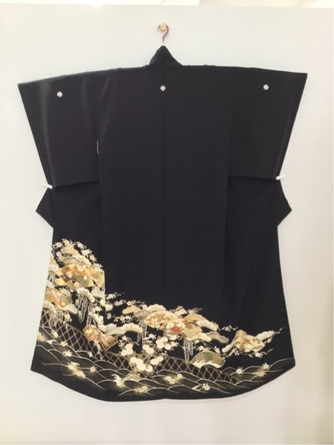 Black formal kimono with wave and fence pattern, pine and flower design, embroidered with horseshoe motifs, and gold leaf accents [4570191711352]