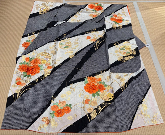 Furisode kimono with peony, pine, and plum embroidery, tie-dye pattern, white and black [4570191657650]