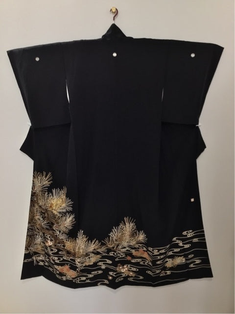Black kimono with floral raft pattern, artist-made, embroidered with gold thread and gold leaf [4570191710867]