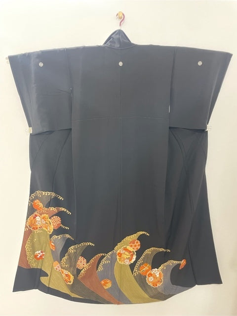 Black kimono with wave pattern, gold embroidery, snow ring pattern, chrysanthemum, and crane design [4570191654802]