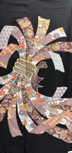 Load image into Gallery viewer, シーニュM  黒留　宝尽くし束ね熨斗文　金彩　4570191696949
