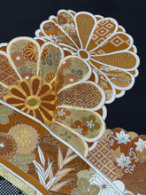 Load image into Gallery viewer, 黒留　駒刺繍　吉祥花唐草文　金彩　4570191715404
