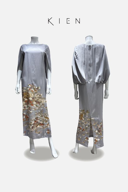 Cocoon Dress (Cocoon M) - Blue-gray, featuring a court carriage, pine, bamboo, and plum blossom motifs, gold leaf accents, shading, and a signature [4570191700776]