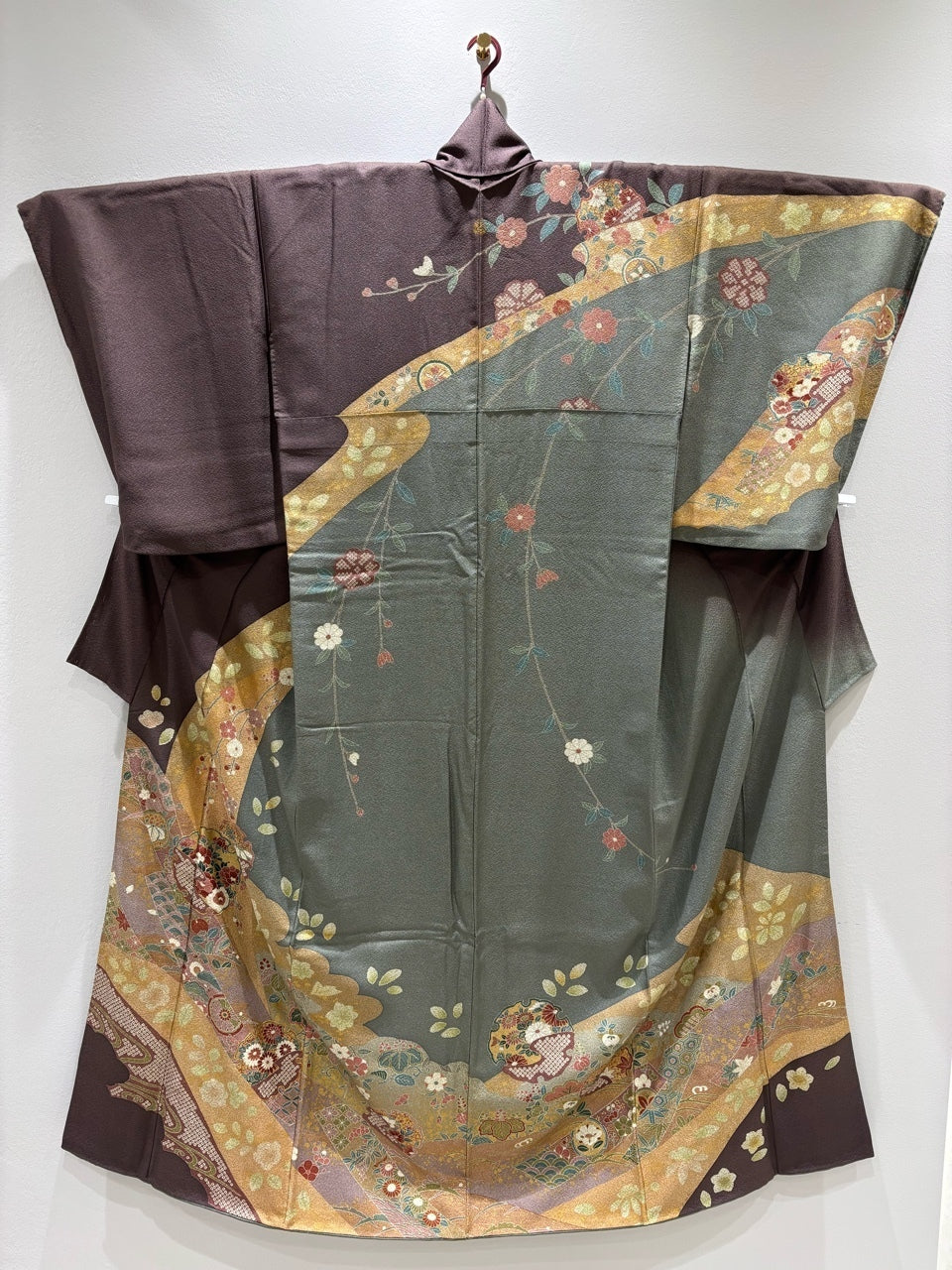 Azuki bean color, dark green, snow circle, pine, bamboo, and plum blossom, gold thread, gold embroidery [4570191719907]