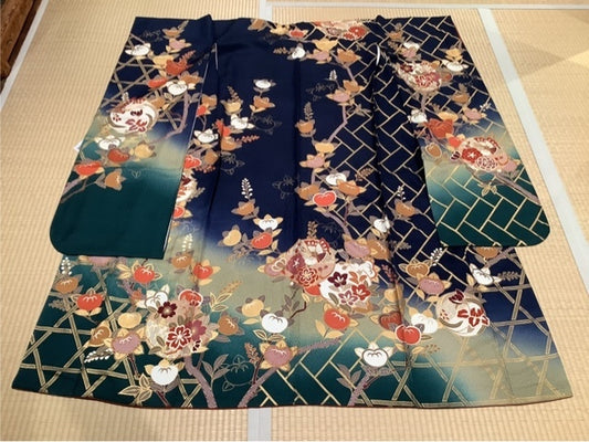 Long-sleeved kimono in navy blue and dark green with mandarin orange, chrysanthemum, woven basket weave pattern [4570191658213]