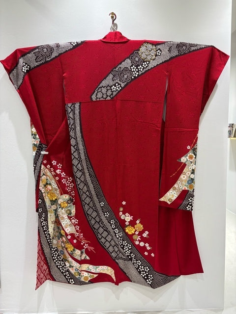 Furisode (long-sleeved kimono) in red, with noshi (decorative paper strips), ball motif, gold thread, and tie-dyeing [4570191714056]