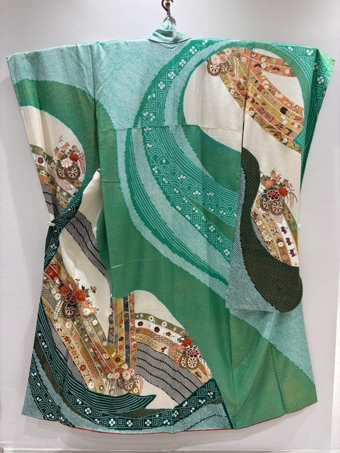 Long-sleeved kimono, green, with floral cart, Shippo (seven treasures) pattern, gold and silver embroidery, and tie-dyeing [4570191713813]