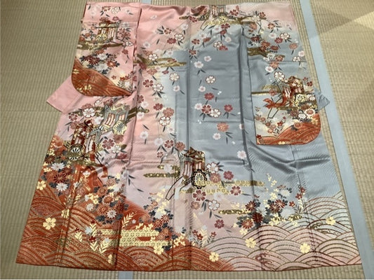 Furisode (long-sleeved kimono) in pale pink, deep orange, and light gray. Features include a court carriage, weeping cherry blossoms, chrysanthemums, and wave patterns, along with gold leaf and gold embroidery. [4570191658138]
