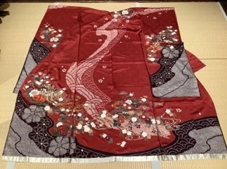 Long-sleeved kimono, dark red and dark reddish-purple, tie-dyed, with imperial carriage and floral pattern [4570191658244]