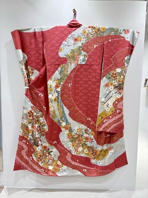 Furisode (long-sleeved kimono) in reddish-purple and pink with cherry blossom and flower cart motifs, gold thread and gold embroidery [4570191714841]