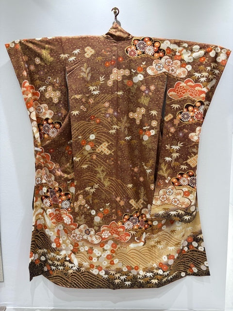 Furisode (long-sleeved kimono) in brown with pine tree and crane motifs, gold leaf and gradation [4570191714223]