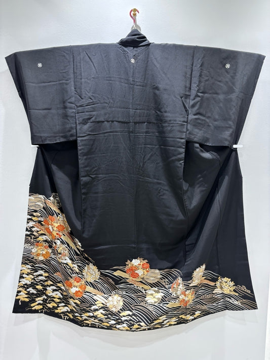 Black kimono with wave and floral motif, gold leaf [4570191719006]