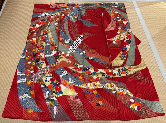Furisode (long-sleeved kimono) in red, with bundled熨斗 (noshi) and chrysanthemum motifs, gold thread and gold embroidery [4570191656509]