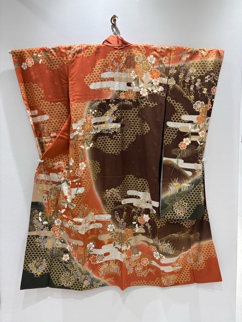 Furisode (long-sleeved kimono) in vermilion red, with weeping cherry blossoms and mist patterns, gold thread and gold embroidery [4570191714261]