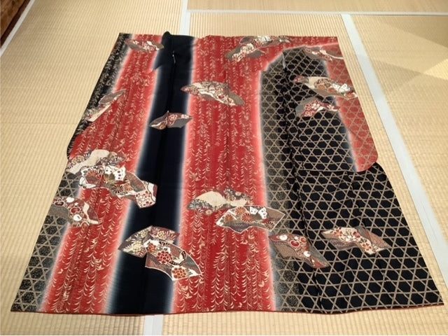 振袖　黒　赤　籠目　枝垂れ柳　扇　蝶　四季の花