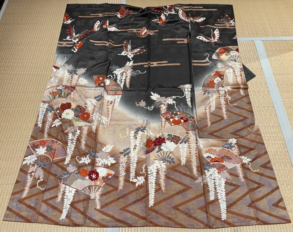 Long-sleeved kimono (furisode) in light gray-brown with fan and wisteria embroidery and gold and silver accents [4570191657728]