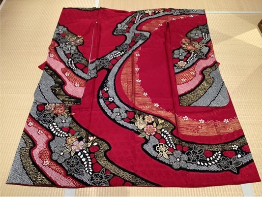 Furisode (long-sleeved kimono) in reddish-purple and black with a tie-dye pattern featuring flowers and a drum [4570191658183]