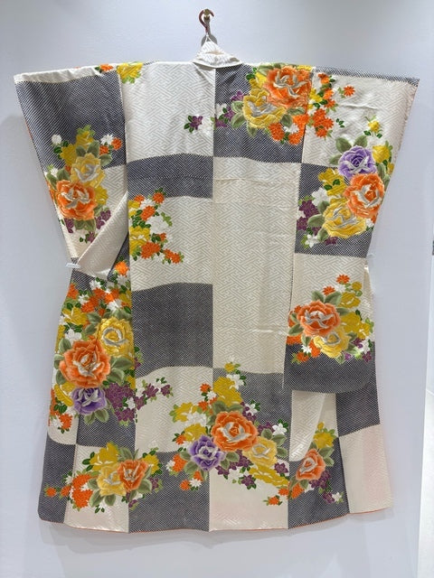 Furisode (long-sleeved kimono) in white and beige with a checkered pattern, embroidered with floral motifs and gold accents [4570191714803]