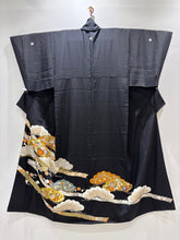 Load image into Gallery viewer, 黒留　吉祥短冊松文 駒刺繍　金彩［4570191716326］
