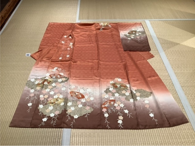 訪問着　サーモンオレンジ　ホワイト　グレーブラウングラデ　枝垂れ桜　扇　菊　橘　椿　紅葉　雲取
