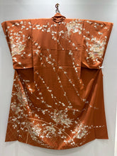 Load image into Gallery viewer, 橙　オレンジ　薄茶　花筏文　菊　梅　駒刺繍　金彩［4570191718481］
