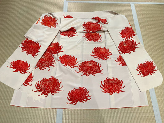 Furisode (long-sleeved kimono) in cream and vermilion with chrysanthemum pattern [4570191650521]