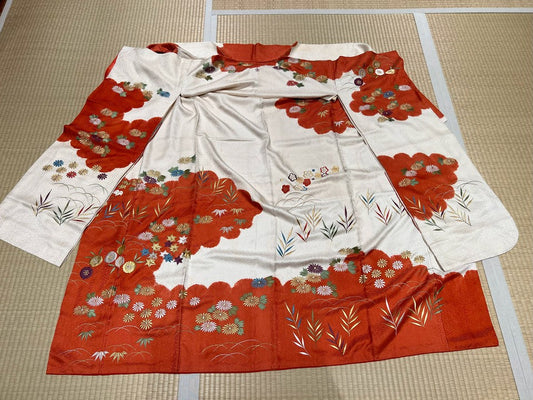 Furisode (long-sleeved kimono) - White background with crimson cloud and chrysanthemum pattern [4570191650941]