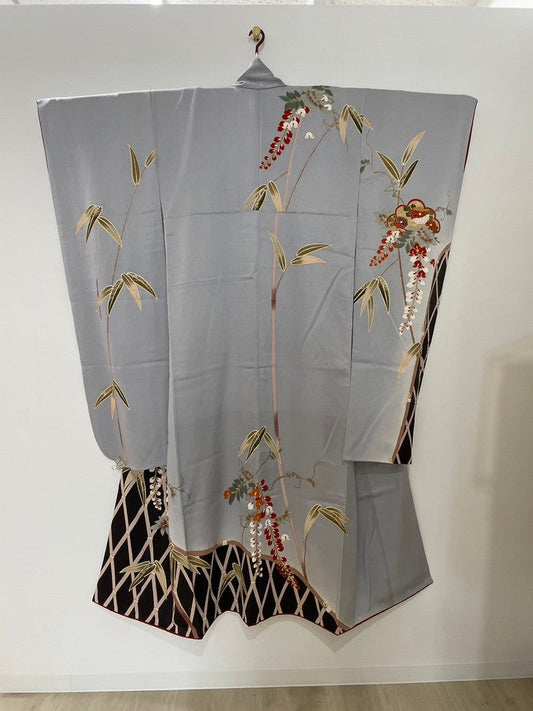 Long-sleeved kimono, gray, featuring orchids, bamboo, maple leaves, and chrysanthemums with gold embroidery [4570191655854]